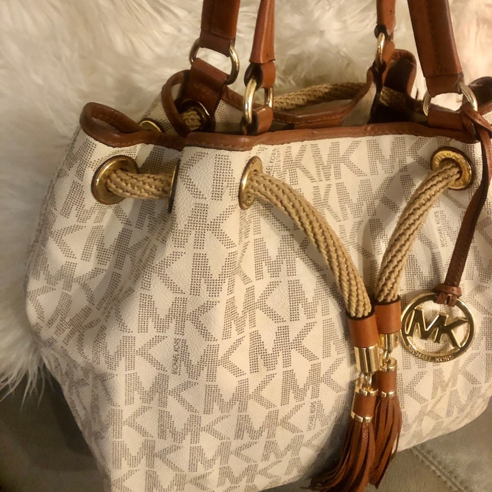 Micheal Kors large logo signature hand bag